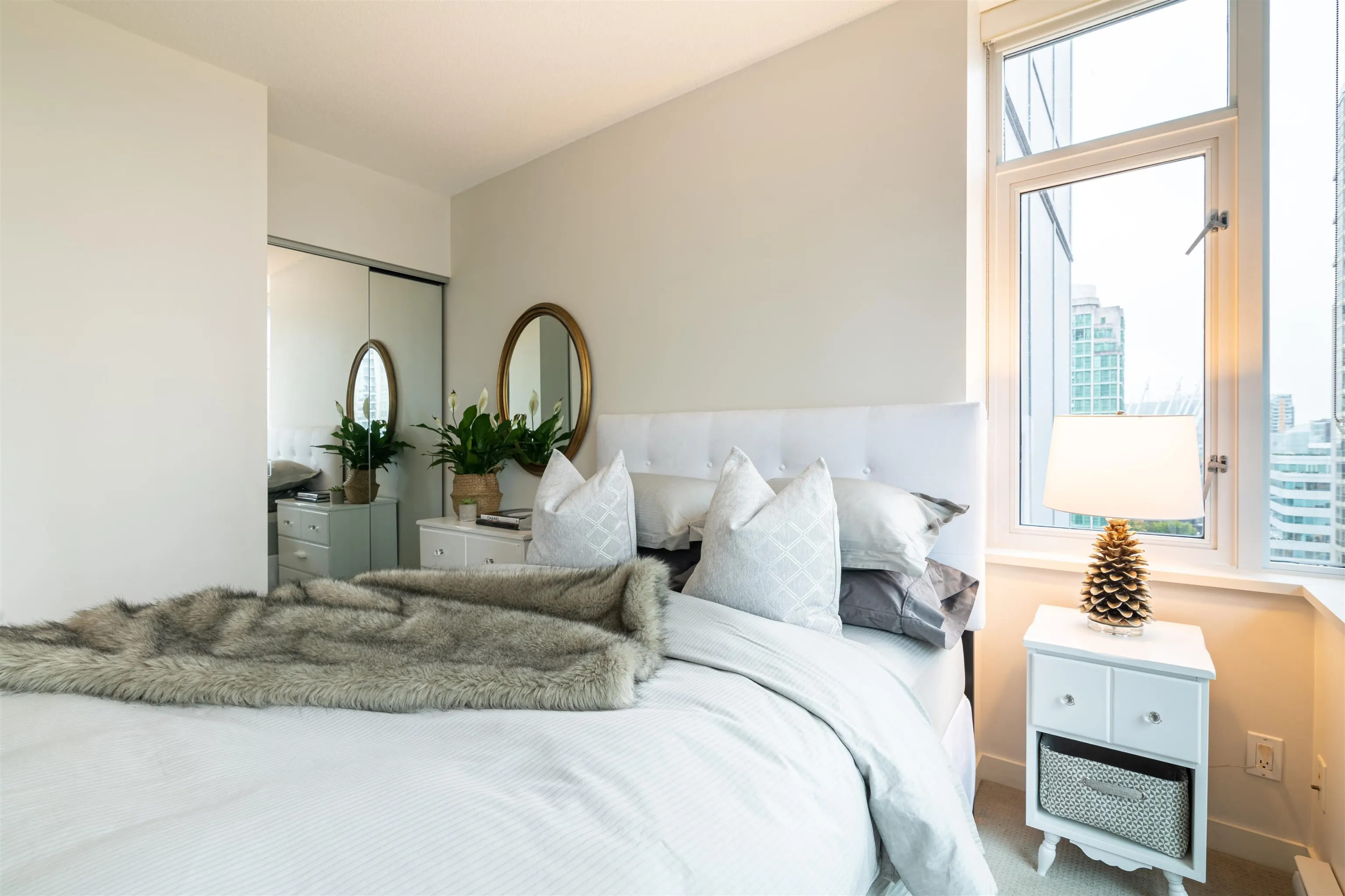 907 833 Homer Street