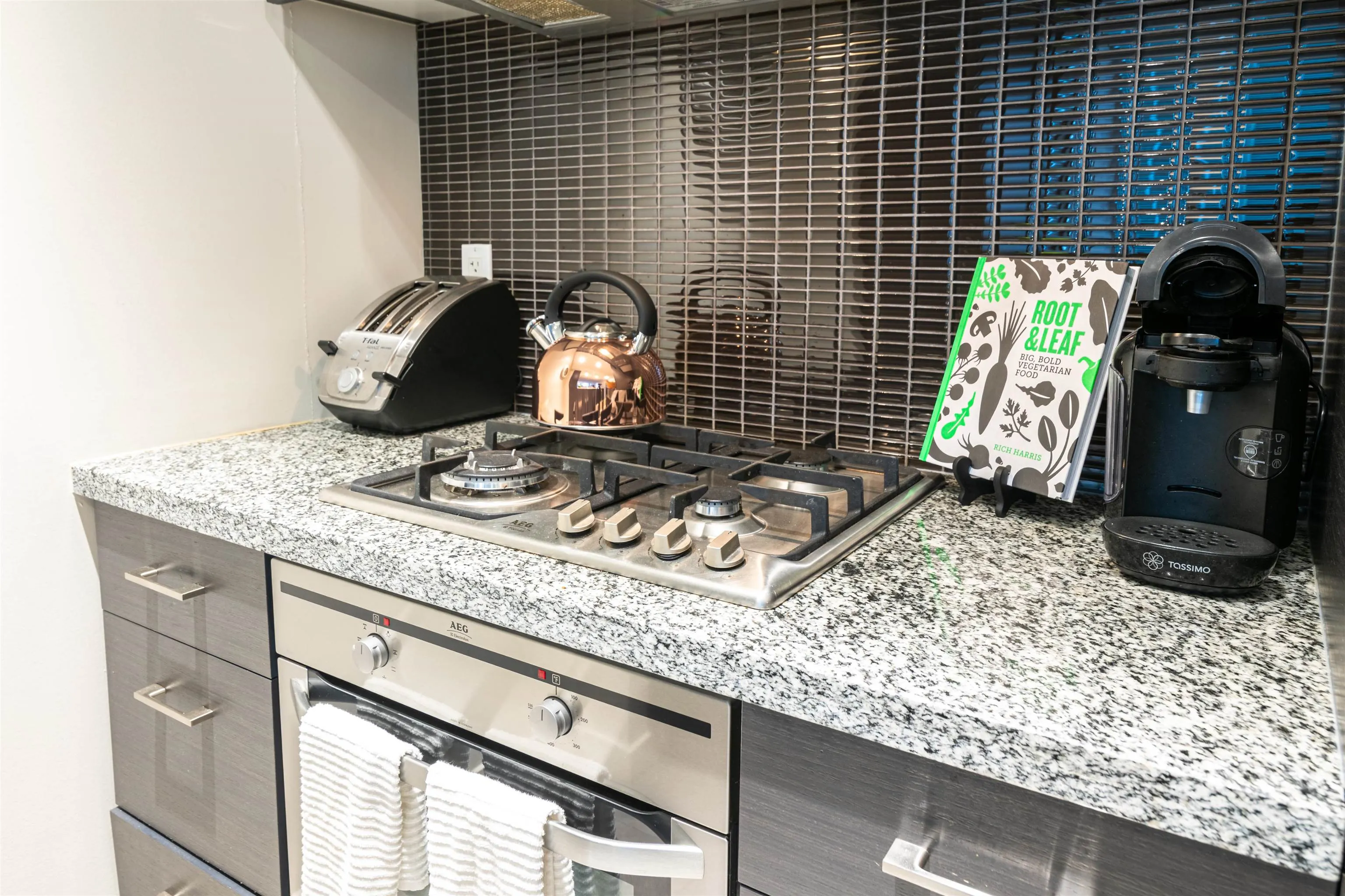 907 833 Homer Street