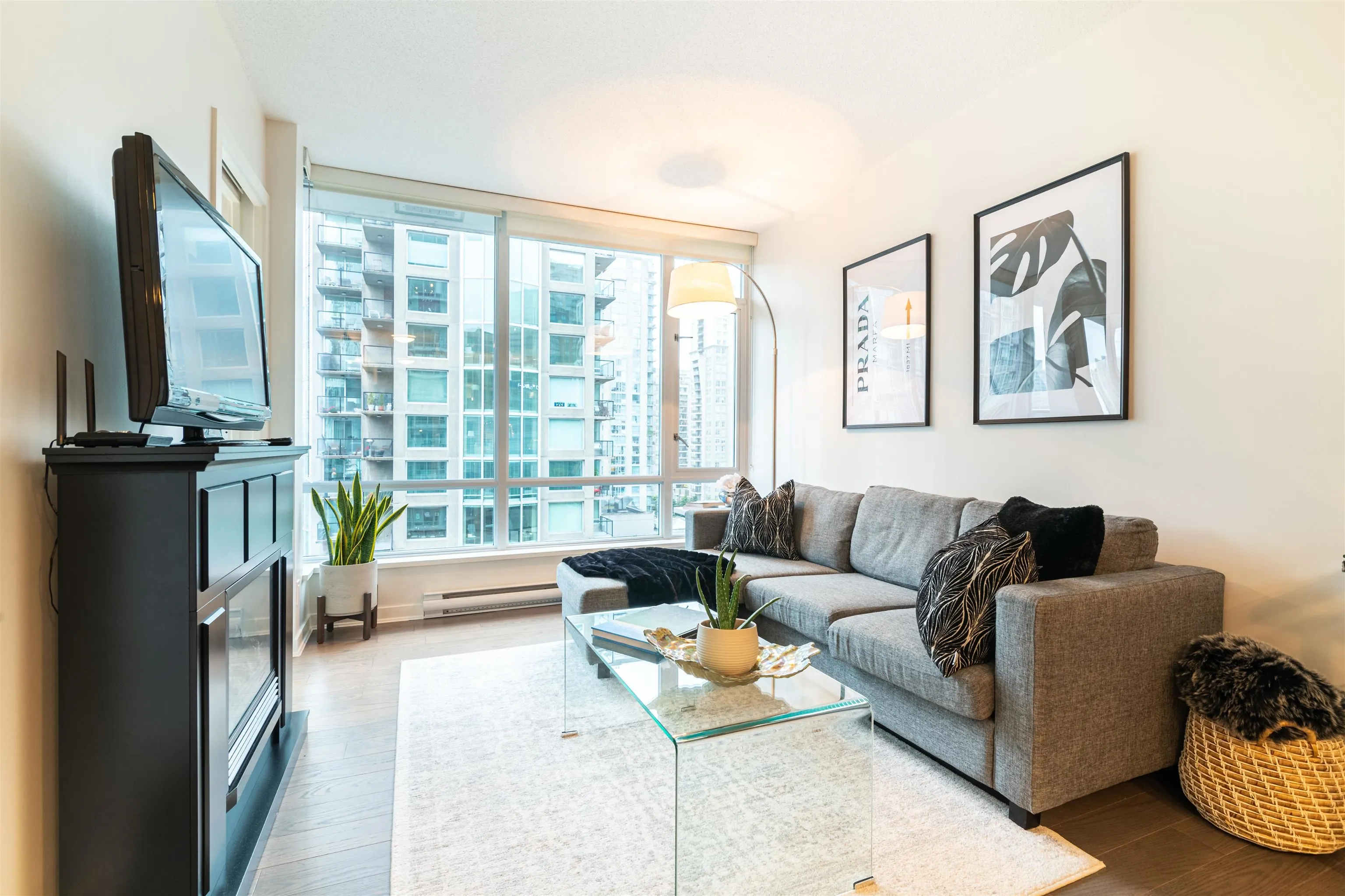 907 833 Homer Street