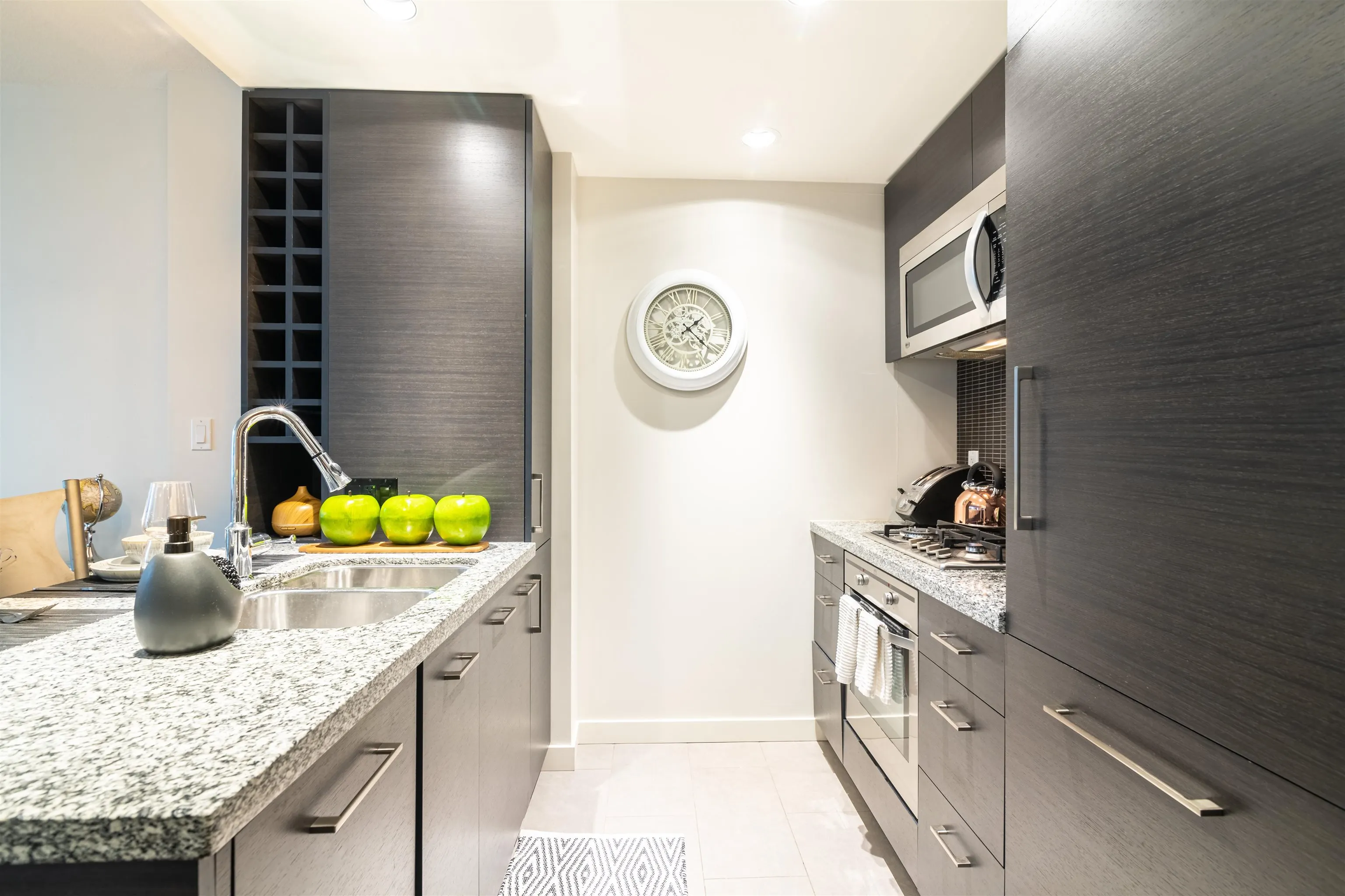 907 833 Homer Street