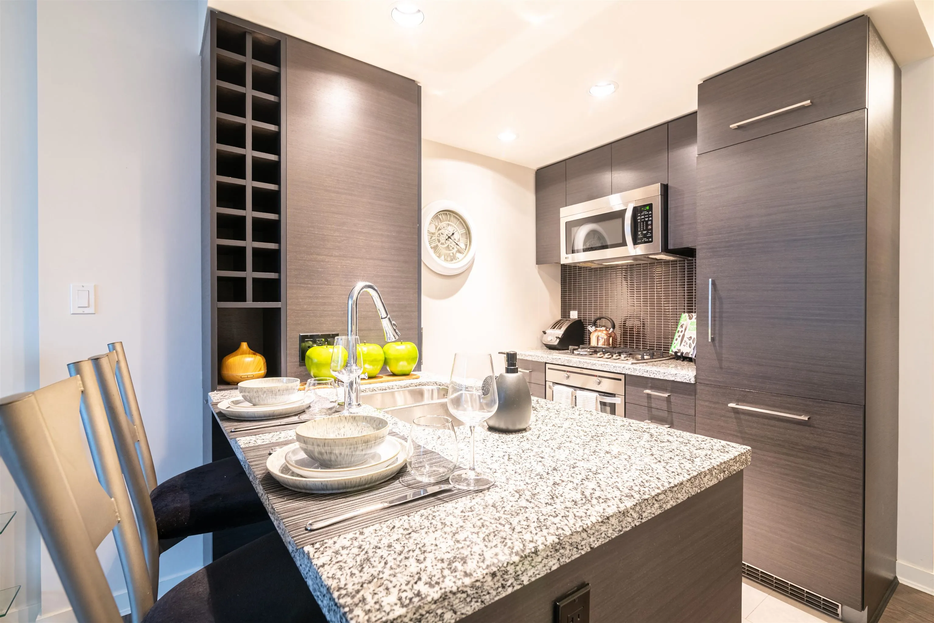 907 833 Homer Street