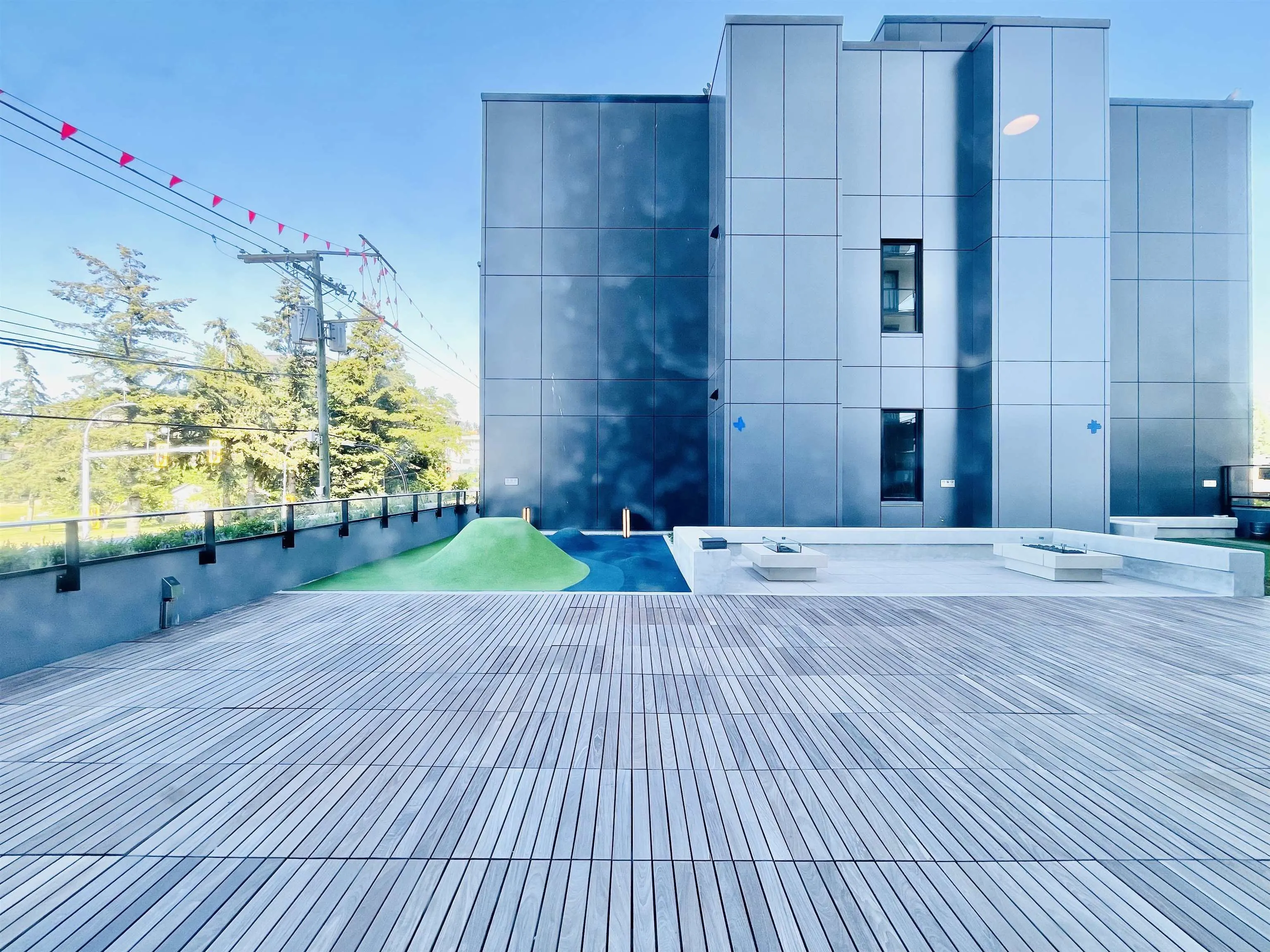 410 1588 Johnston Road