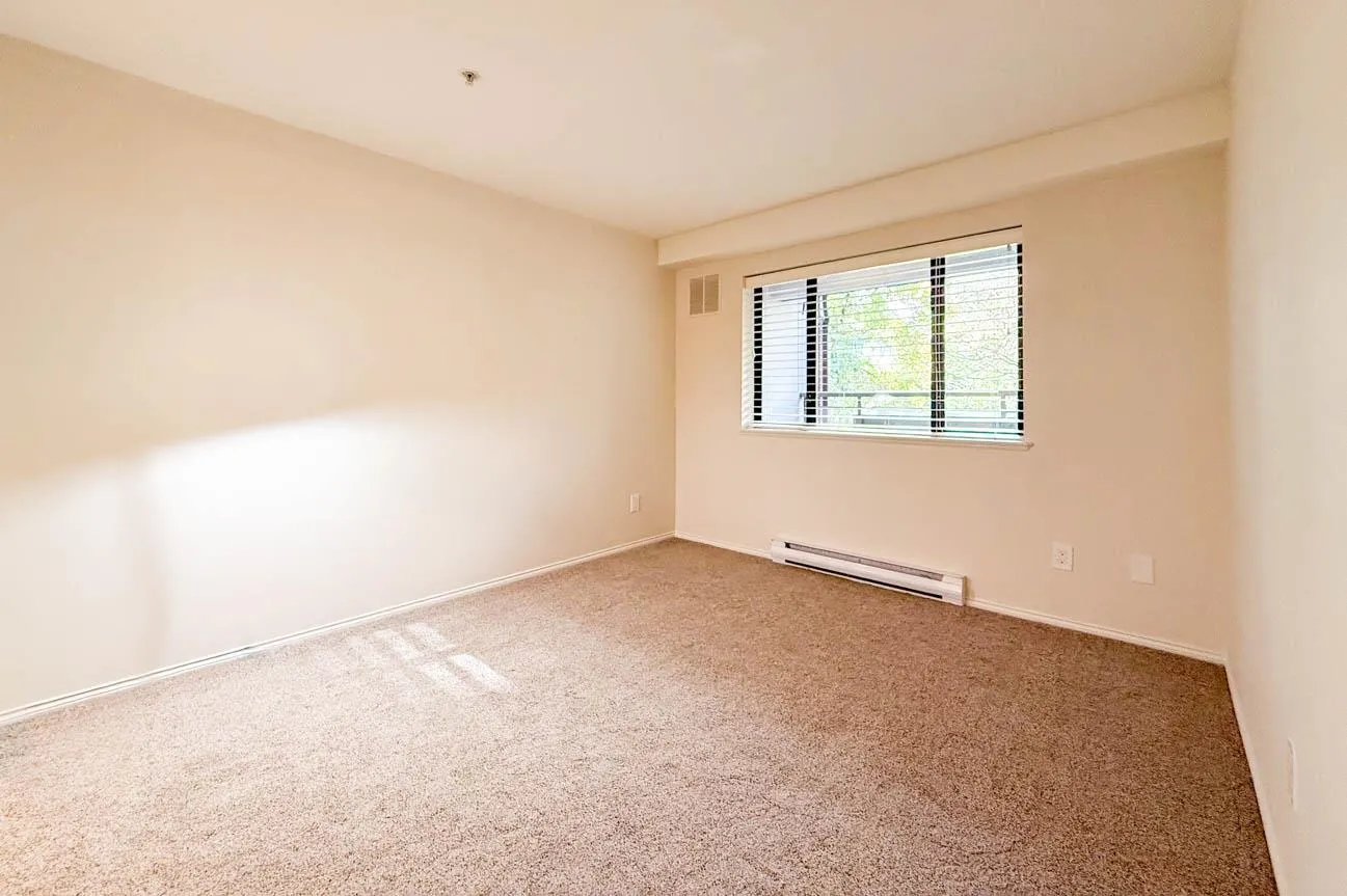 512 345 Lonsdale Avenue