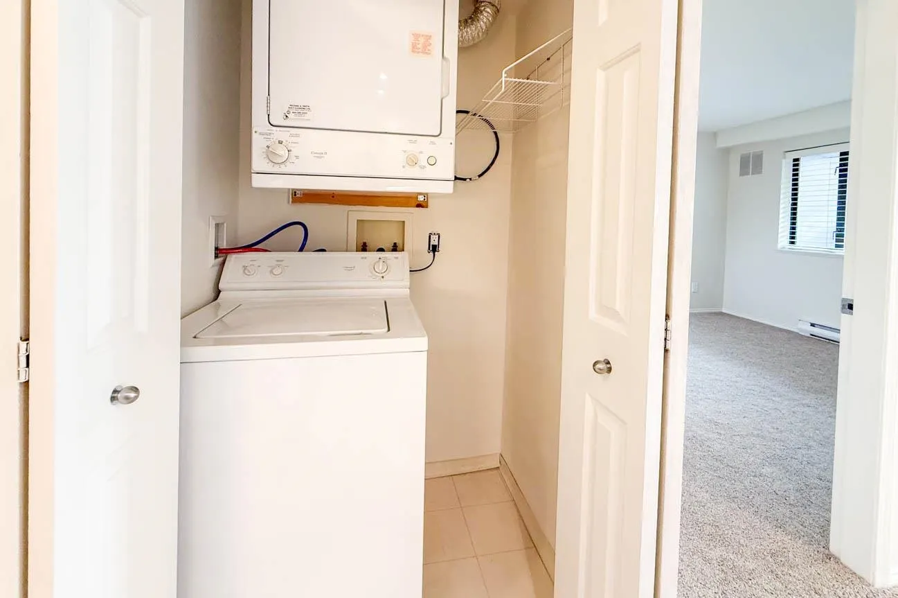 512 345 Lonsdale Avenue