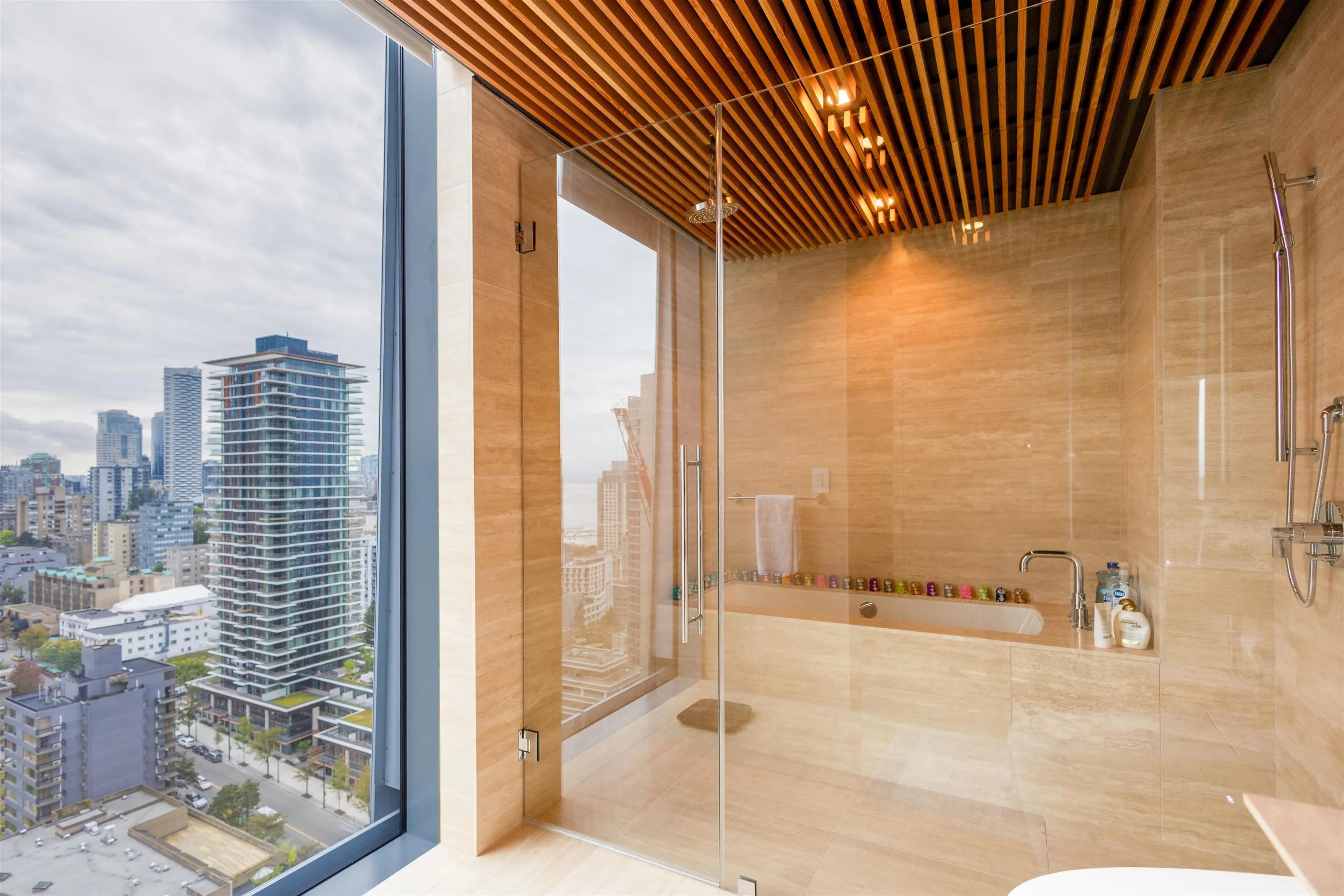 2603 1568 Alberni St