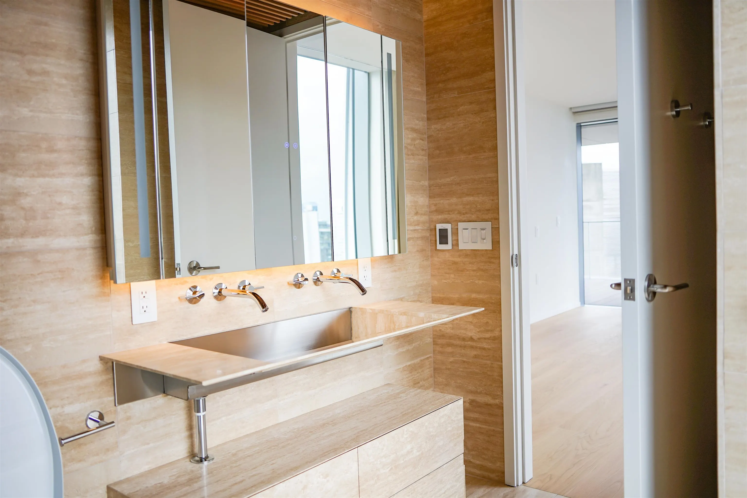 2603 1568 Alberni St