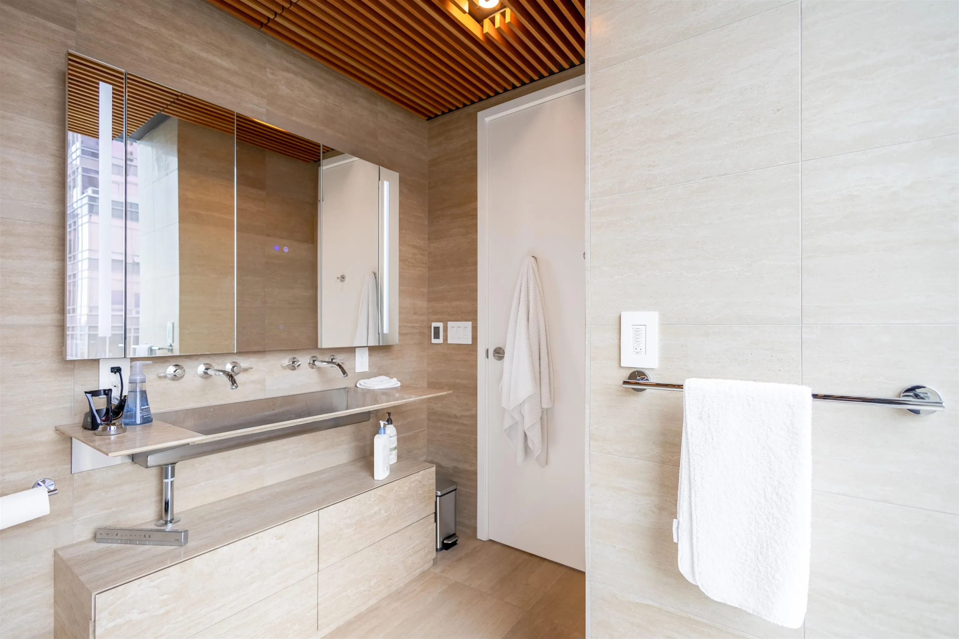 2603 1568 Alberni St