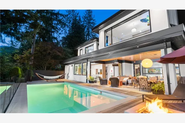 2650 Rosebery Avenue