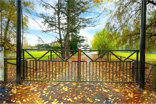 25450 Robertson Crescent