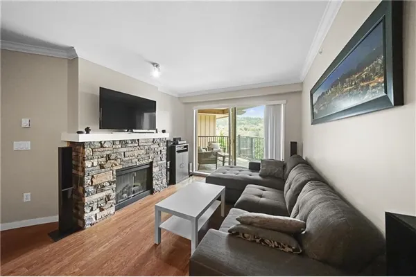 408 300 Klahanie Drive