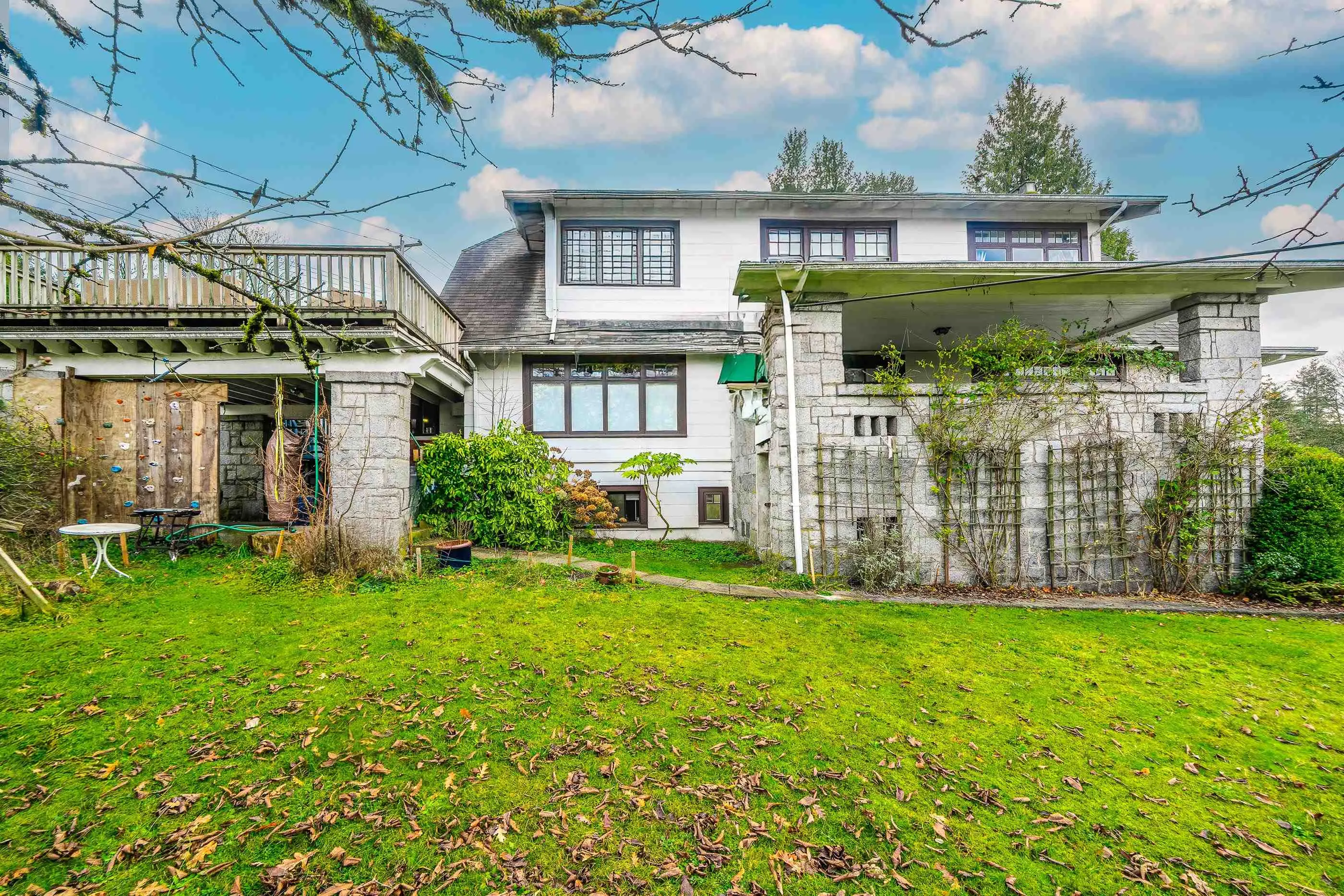 1989 W King Edward Avenue