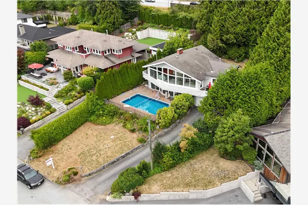 1725 Rosebery Avenue