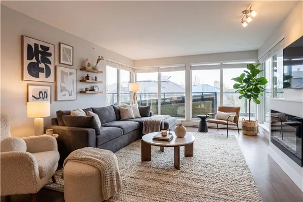 2460 Kelly Avenue #403