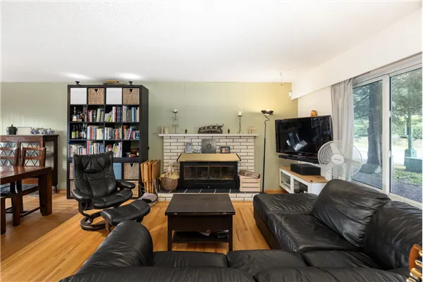 2041 Tompkins Crescent