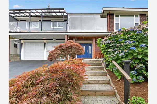 1052 Corona Crescent