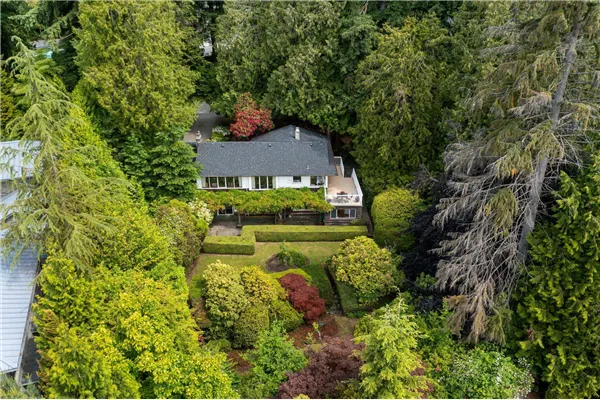 2912 Rosebery Avenue