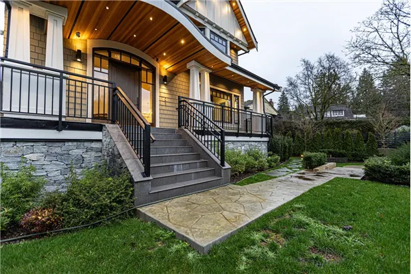 2051 W King Edward Avenue