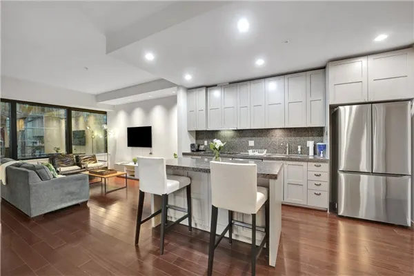 1333 W Georgia Street #407