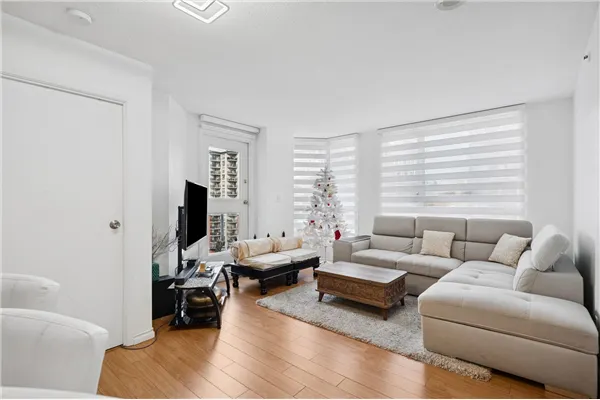 828 Agnes Street #1402