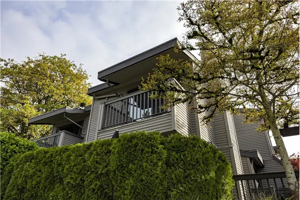 3132 Lonsdale Avenue