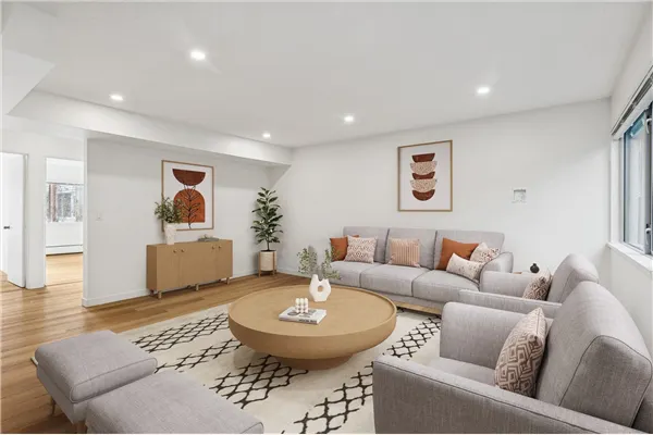 879 Westview Crescent