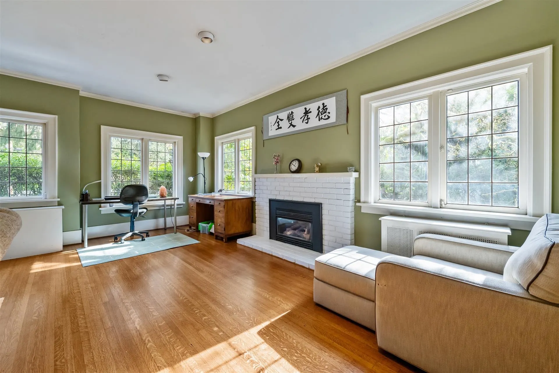 3737 Pine Crescent