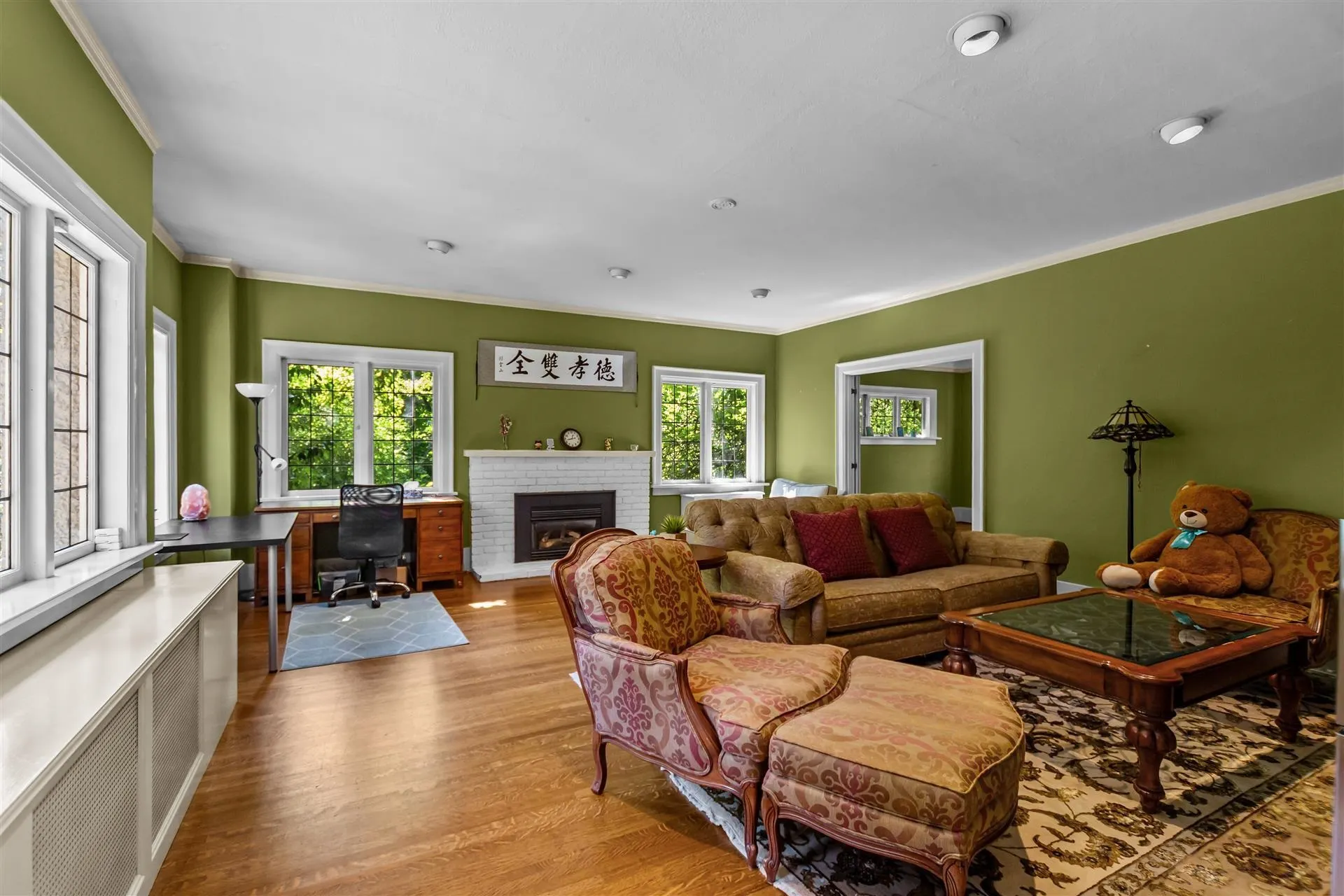 3737 Pine Crescent