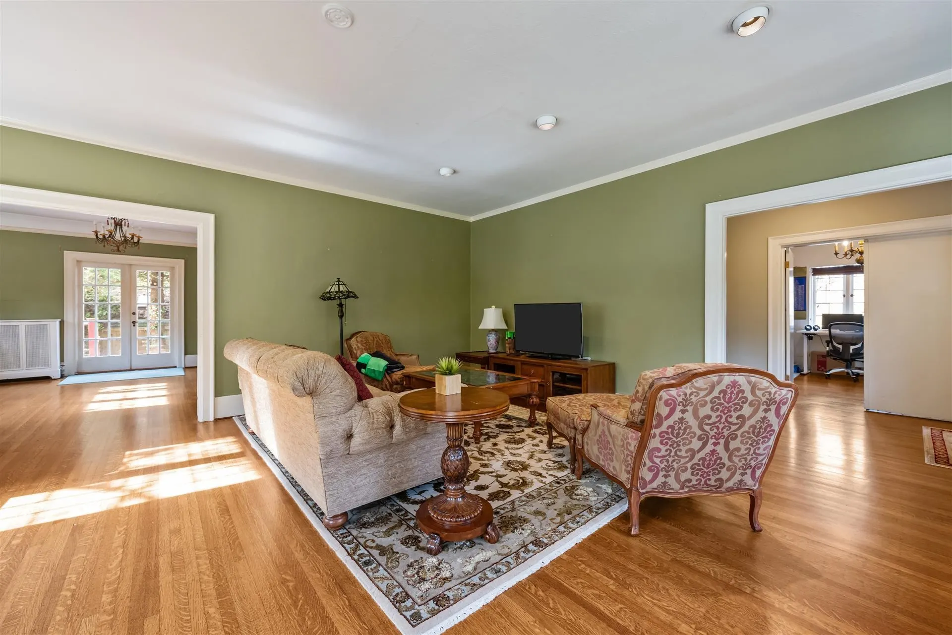 3737 Pine Crescent