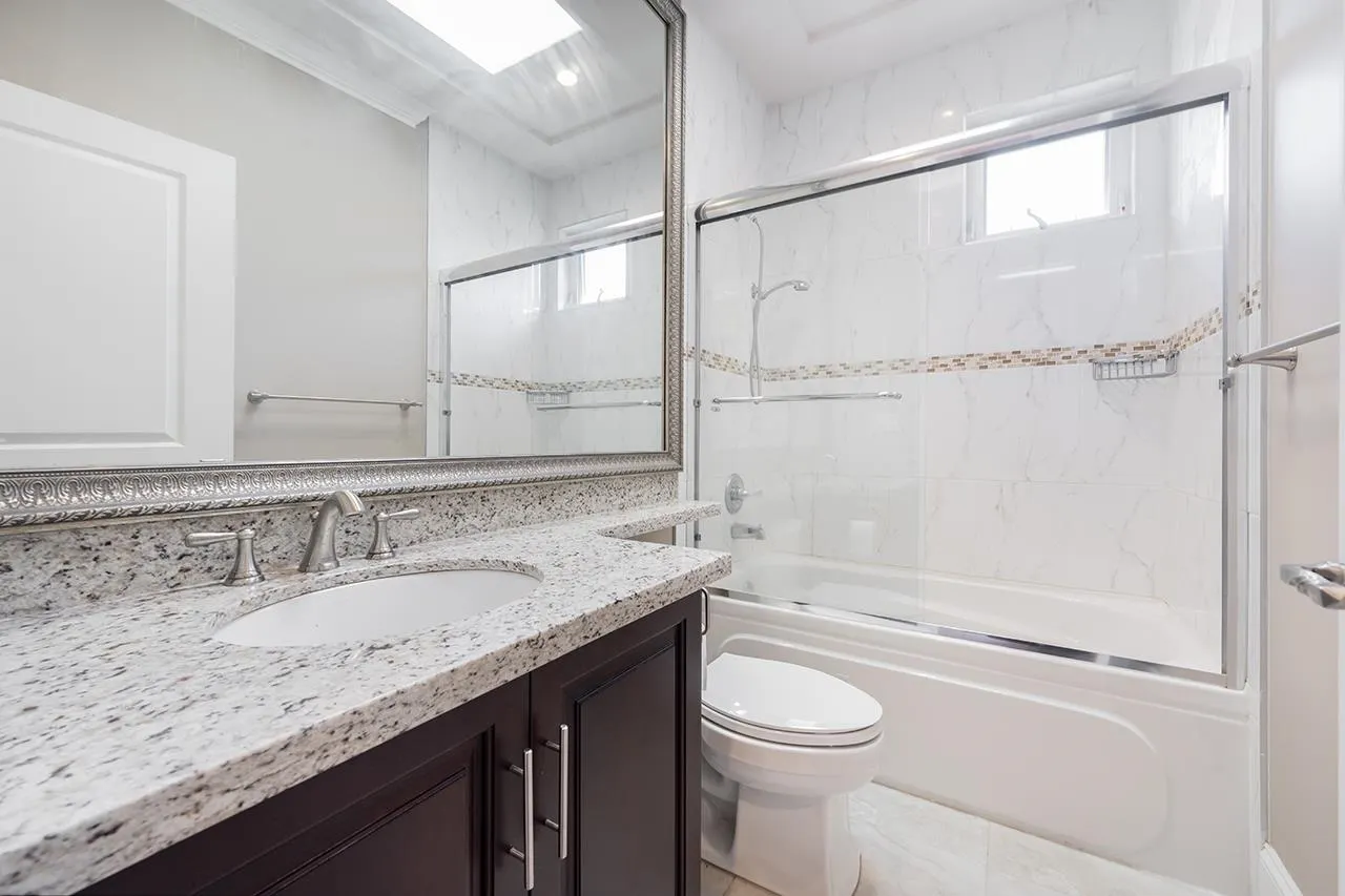 2817 Oliver Crescent