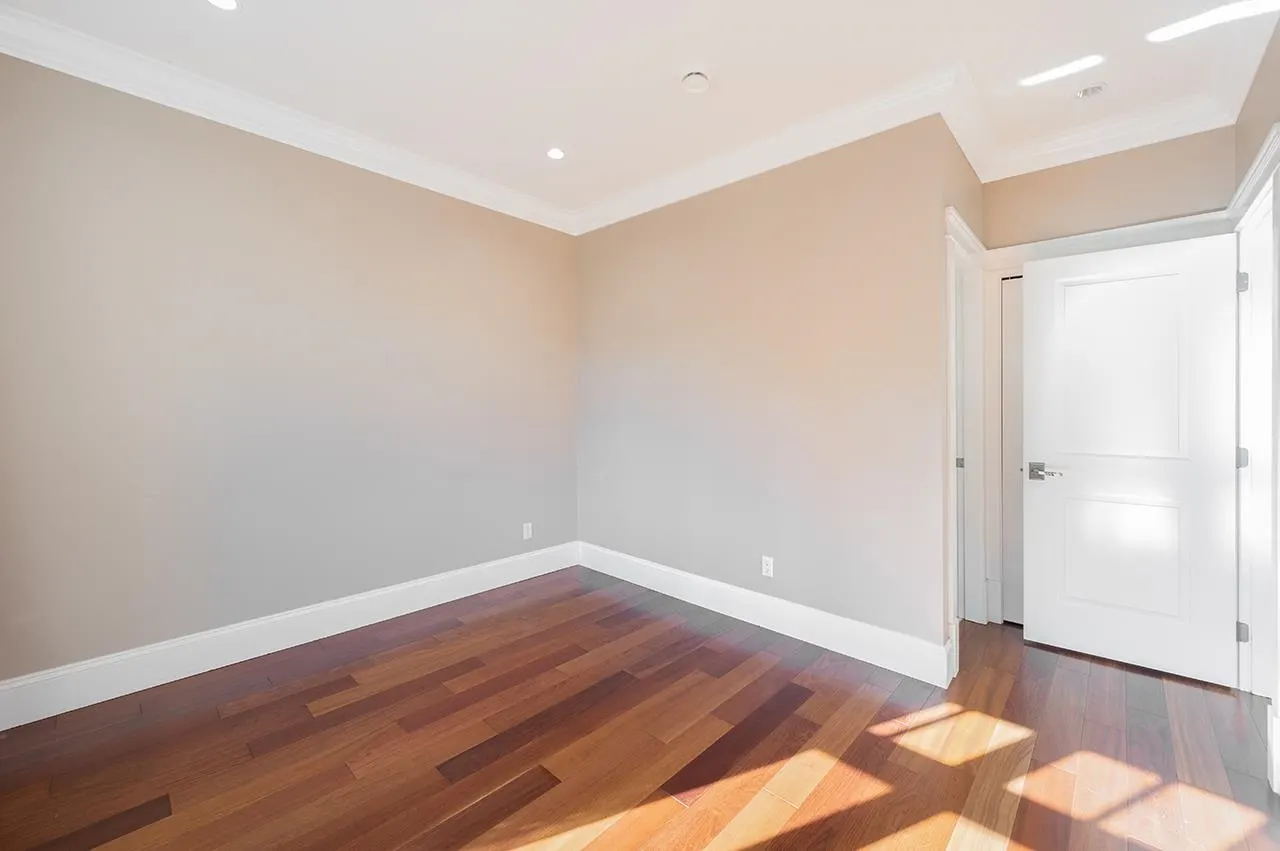 2817 Oliver Crescent