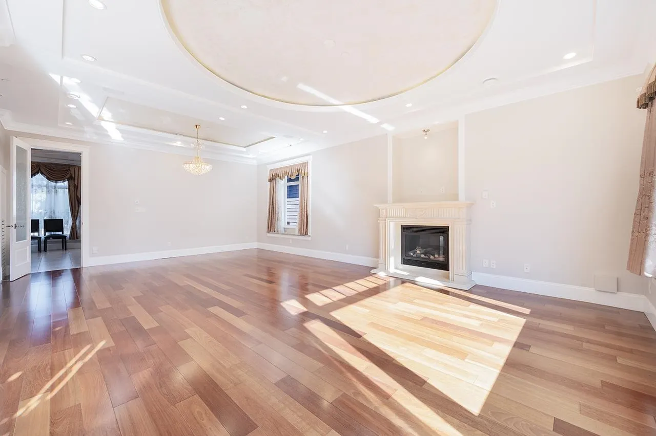 2817 Oliver Crescent