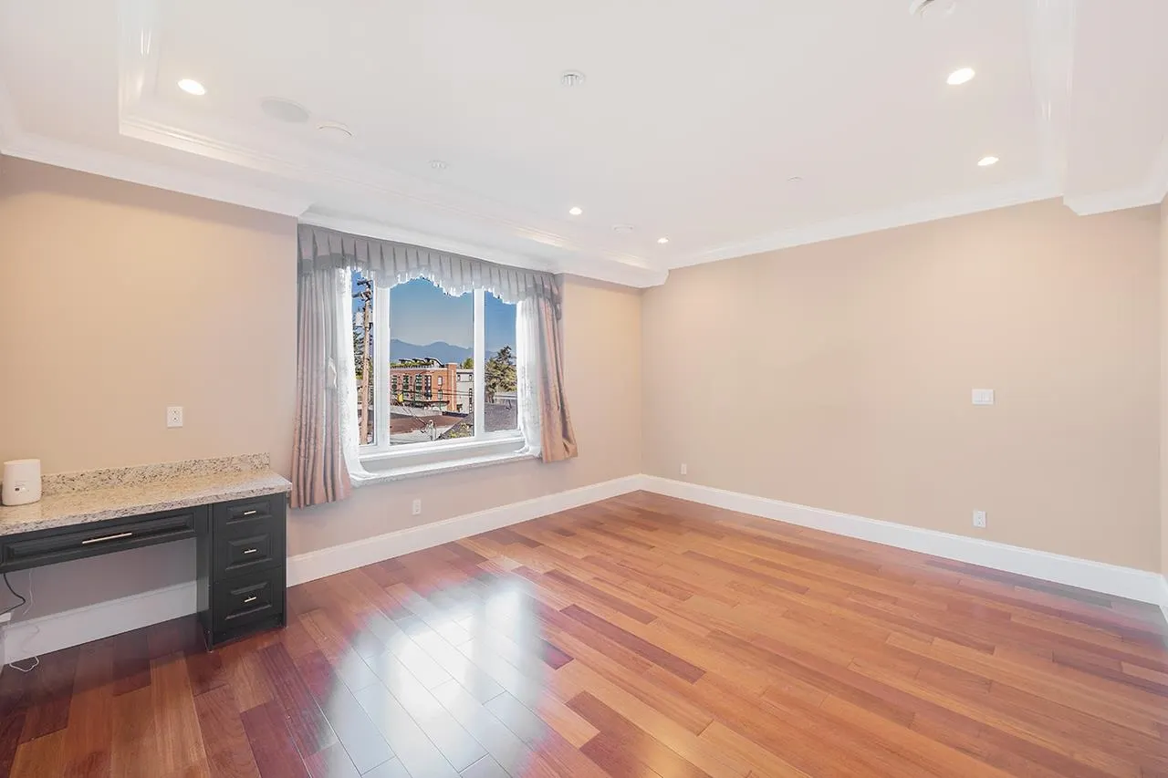 2817 Oliver Crescent