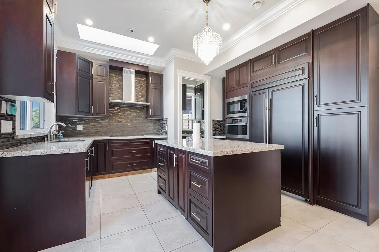 2817 Oliver Crescent