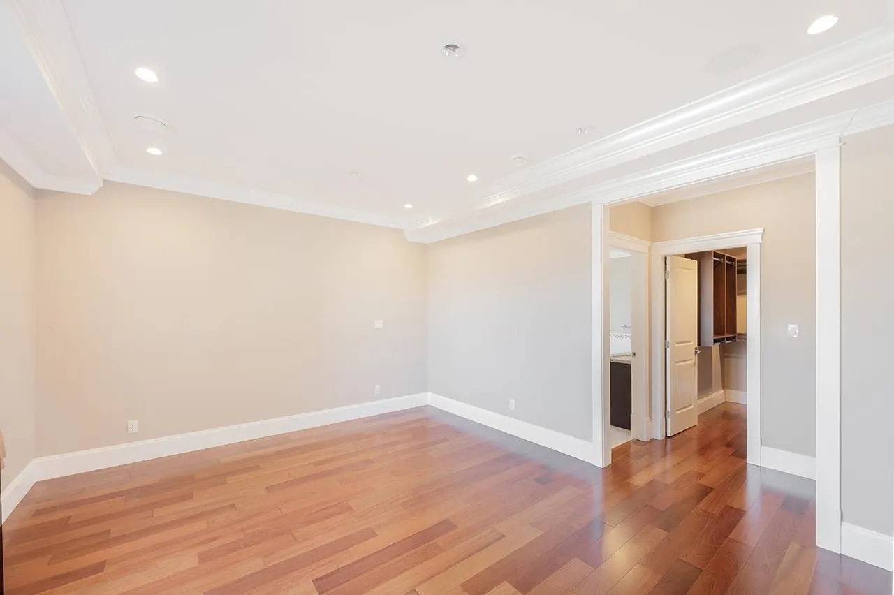 2817 Oliver Crescent