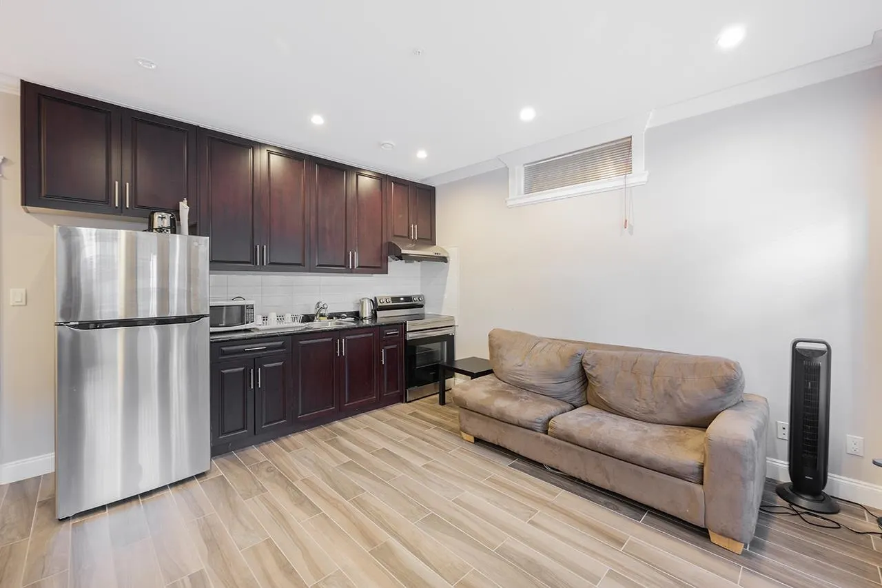 2817 Oliver Crescent