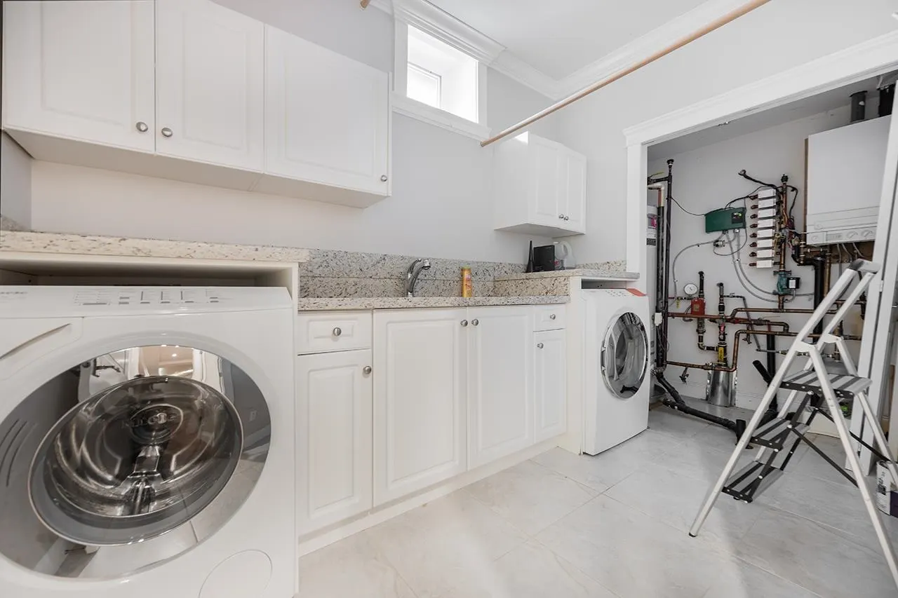 2817 Oliver Crescent
