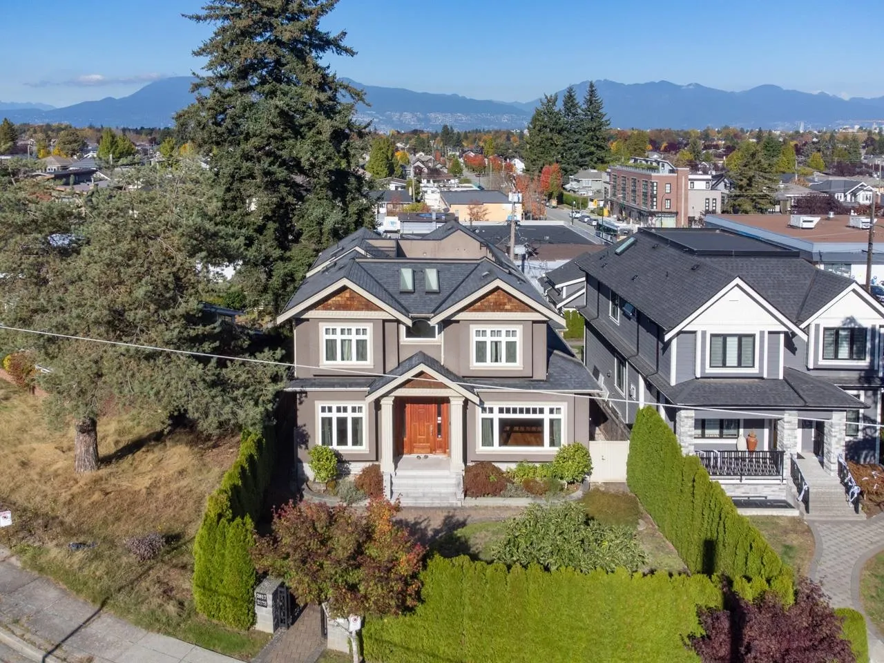2817 Oliver Crescent