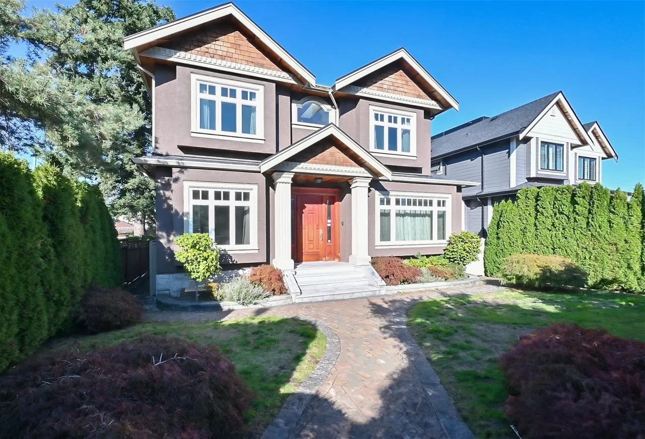 2817 Oliver Crescent