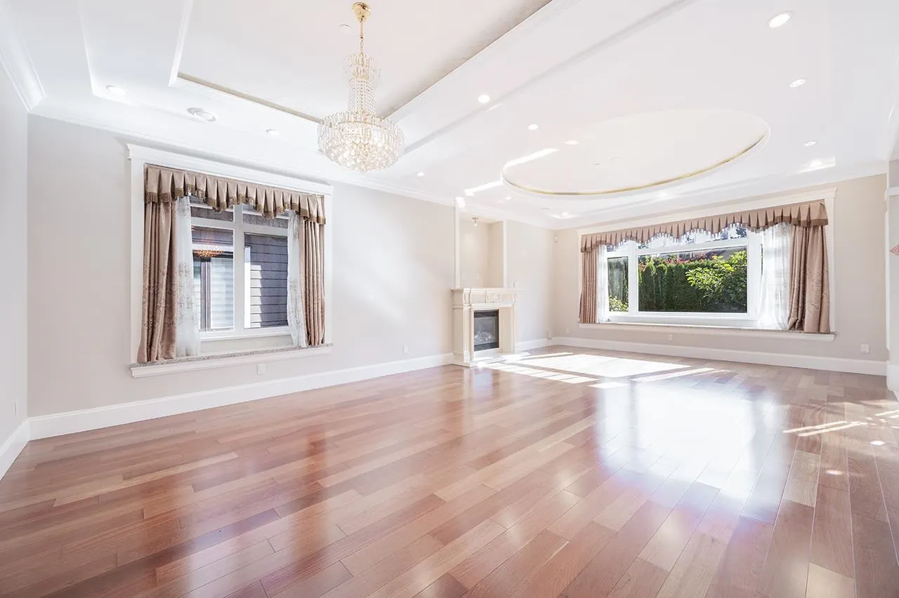 2817 Oliver Crescent