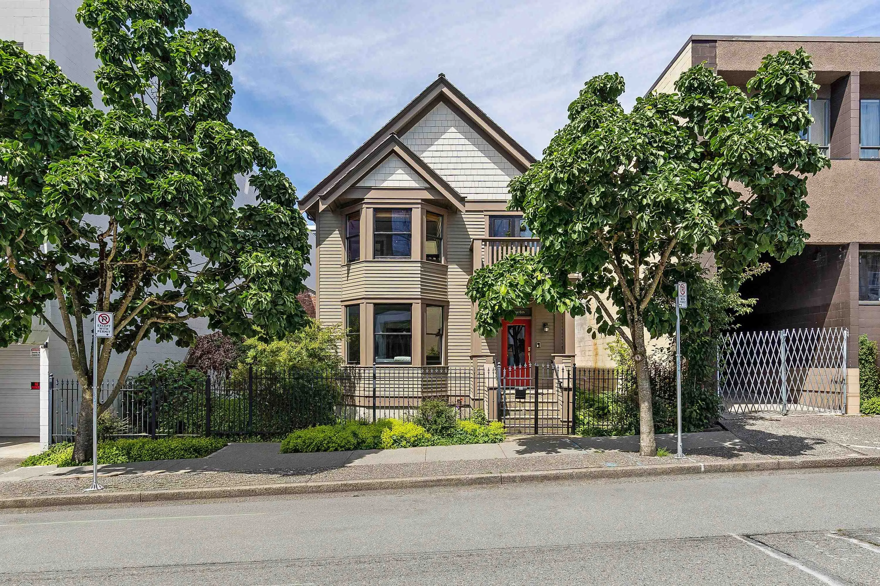 33 E 6th Avenue