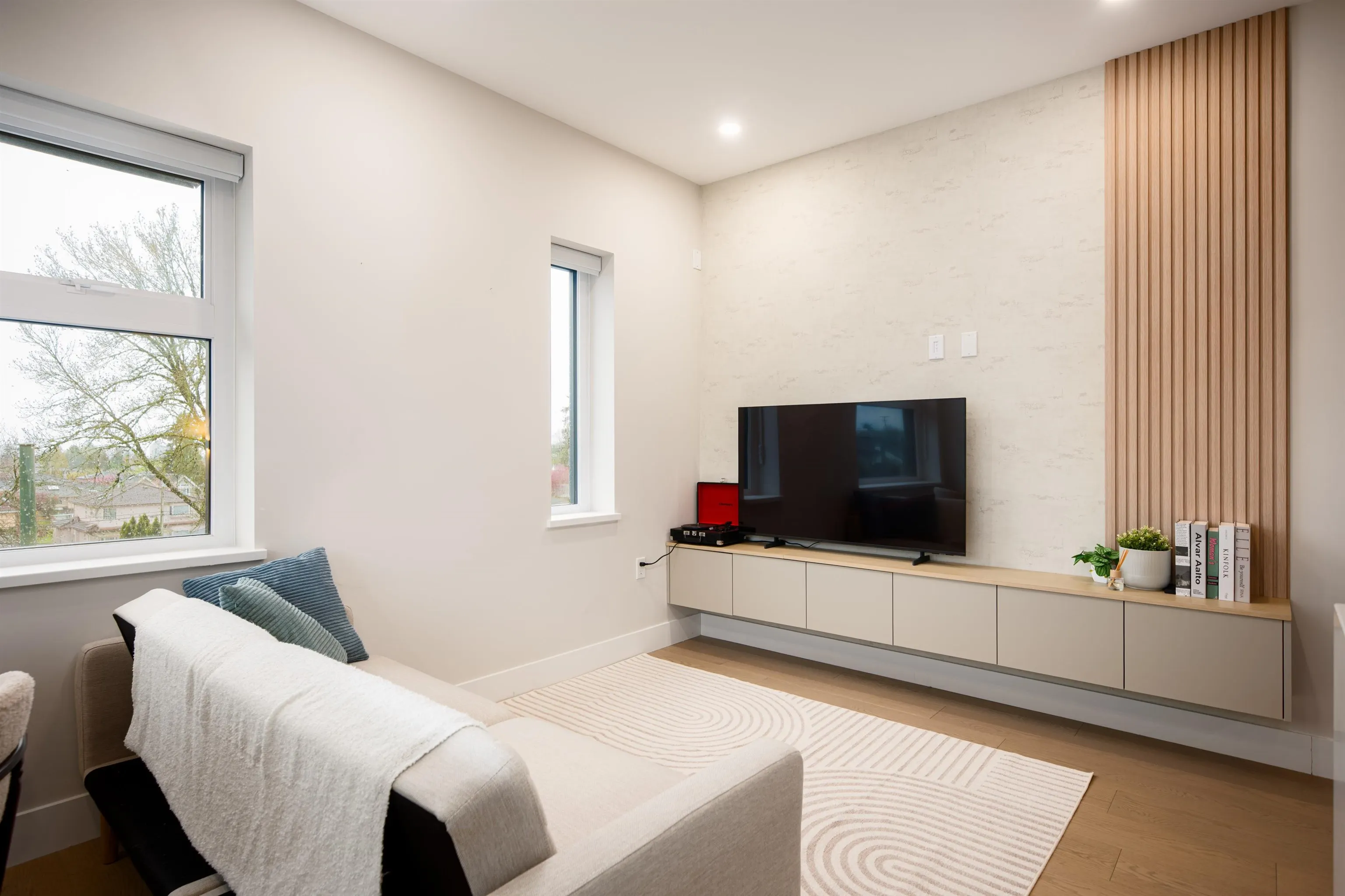 128 W Woodstock Avenue #2