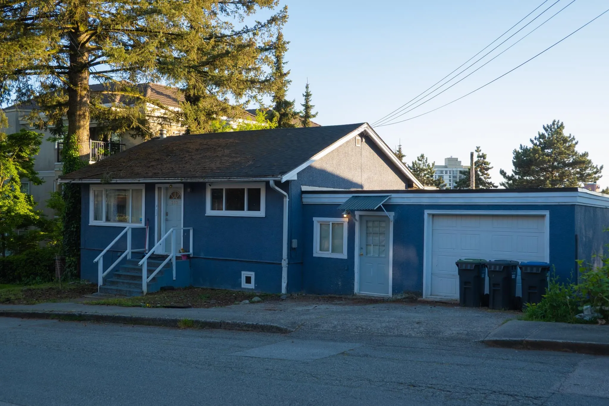 212 Mowat Street