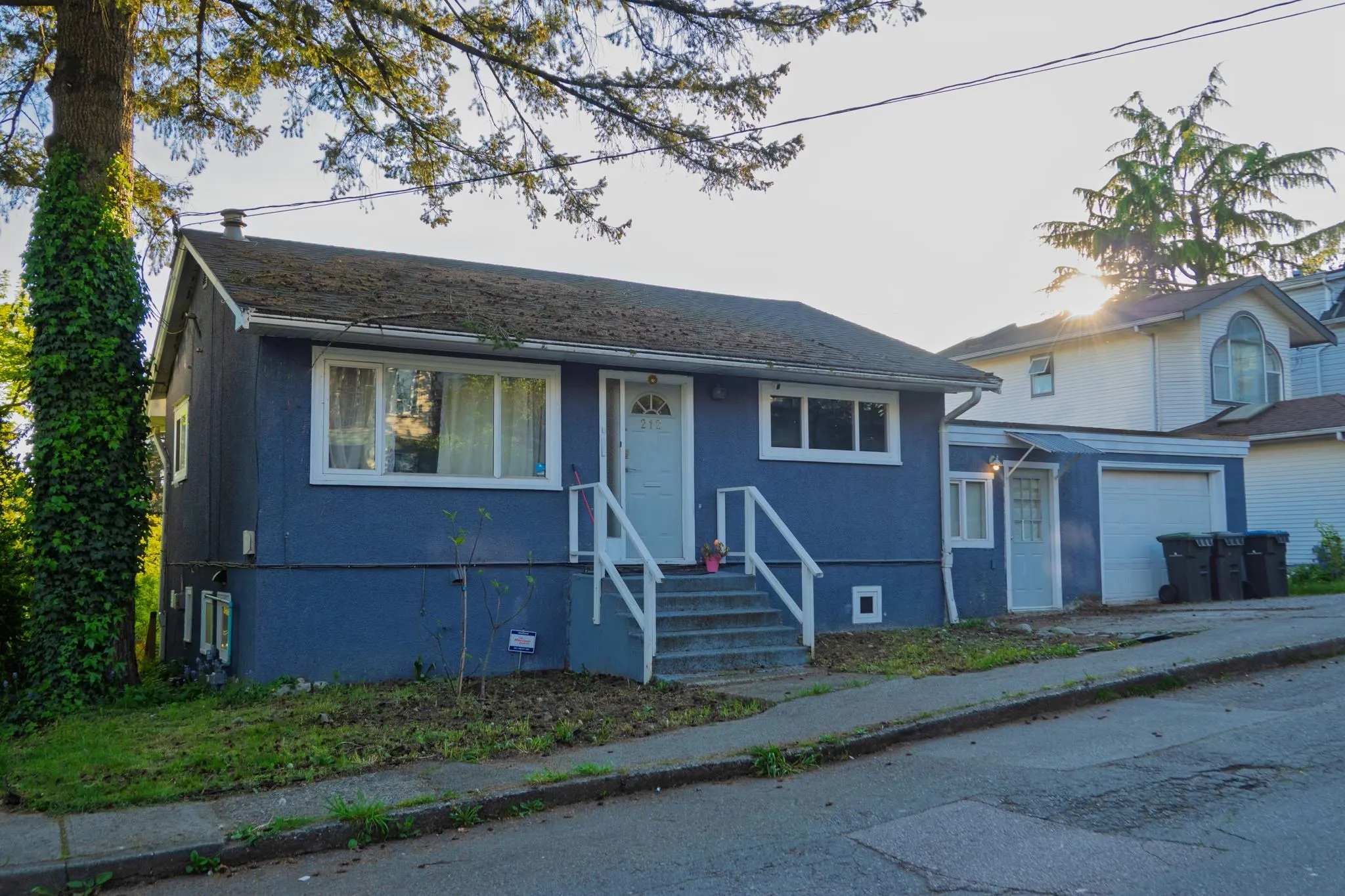 212 Mowat Street