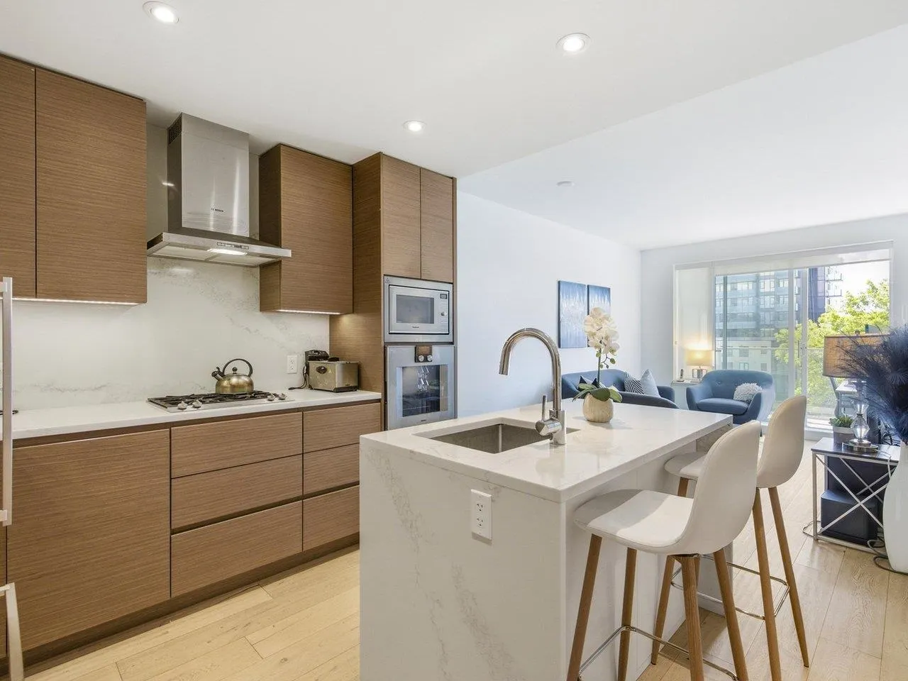 5693 Elizabeth Street #402