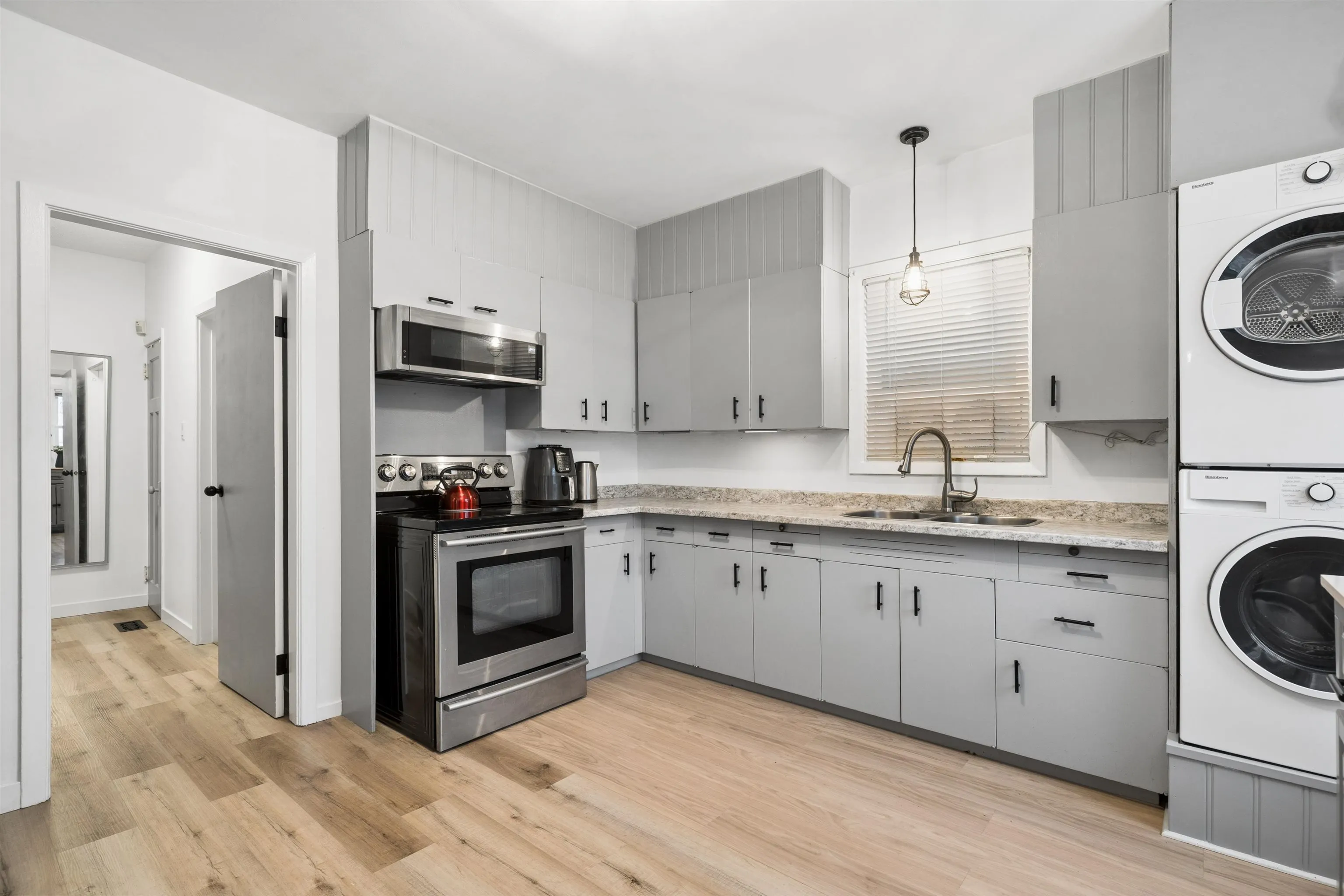 936 W 17th Avenue
