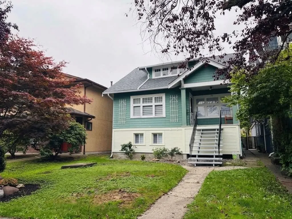 936 W 17th Avenue