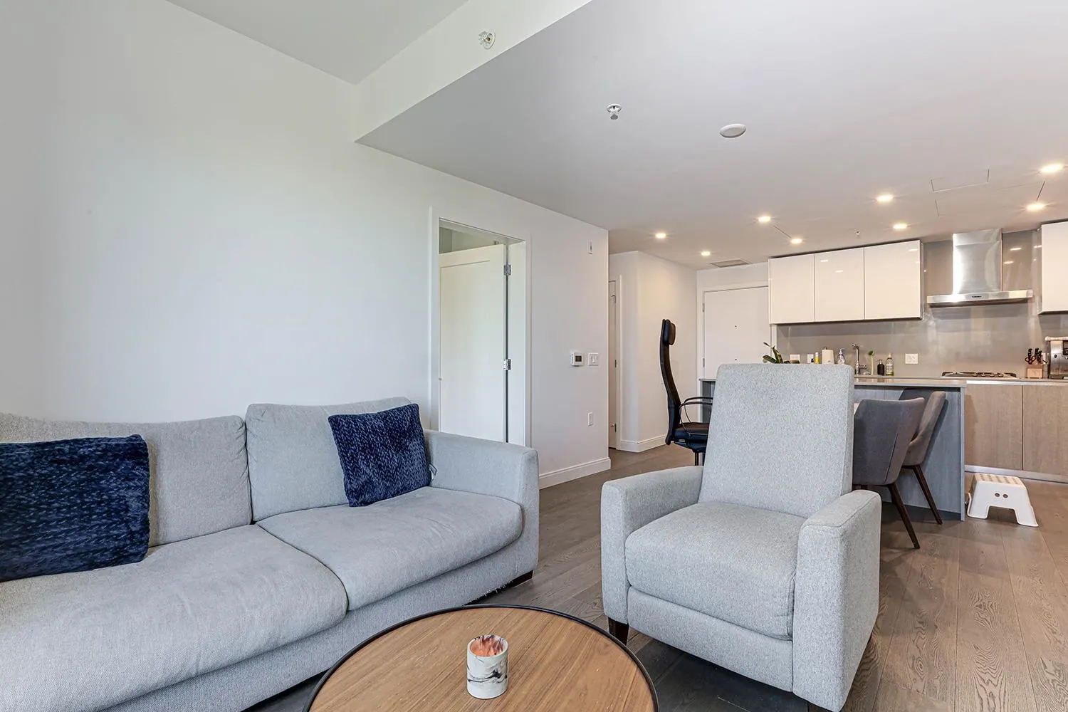 4908 Cambie Street #404