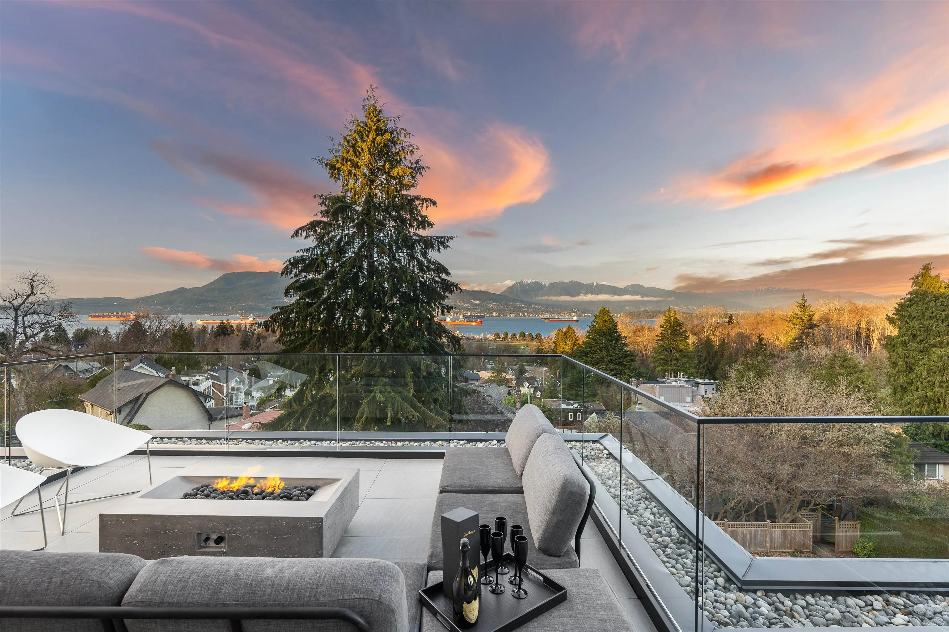 4346 Locarno Crescent