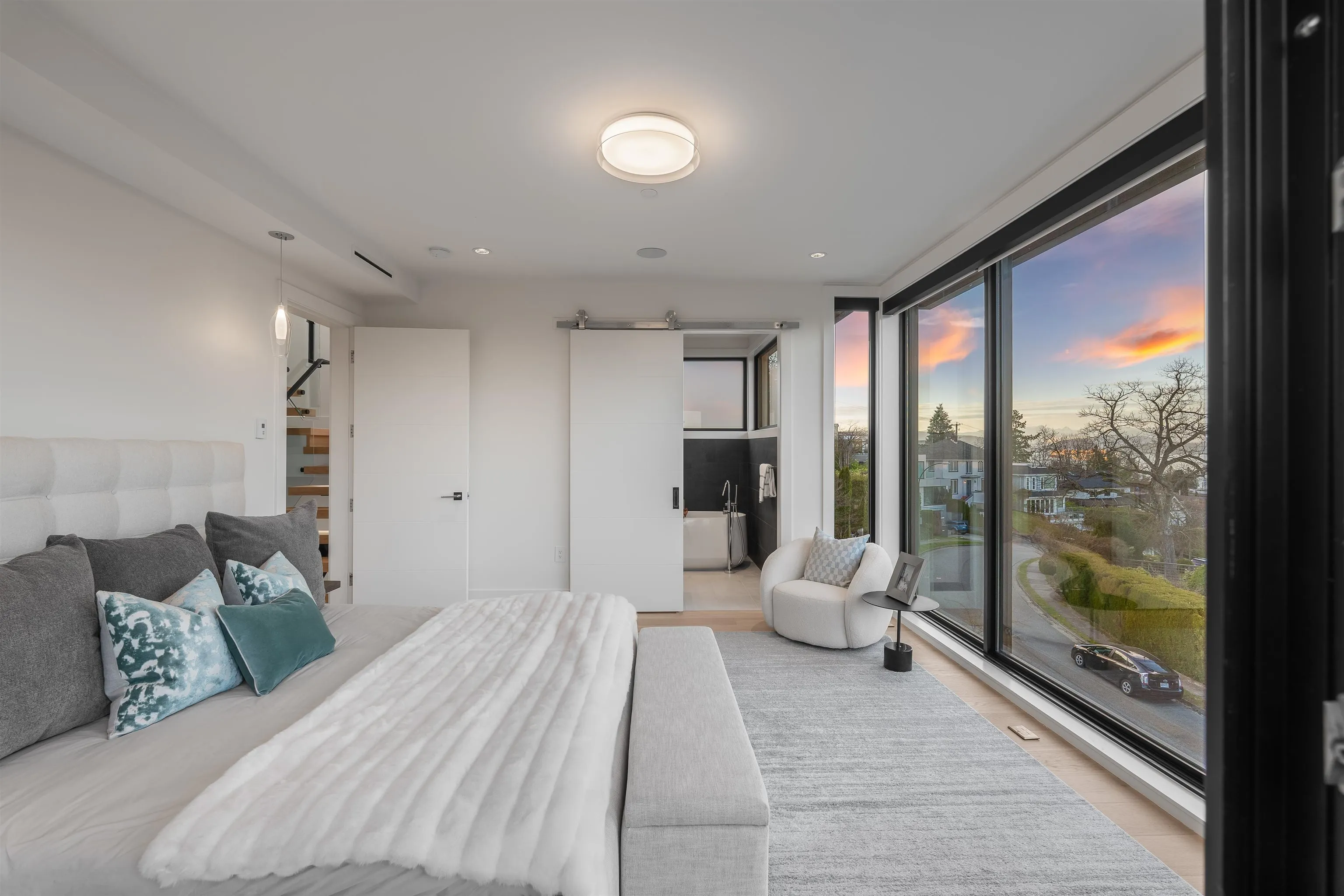 4346 Locarno Crescent