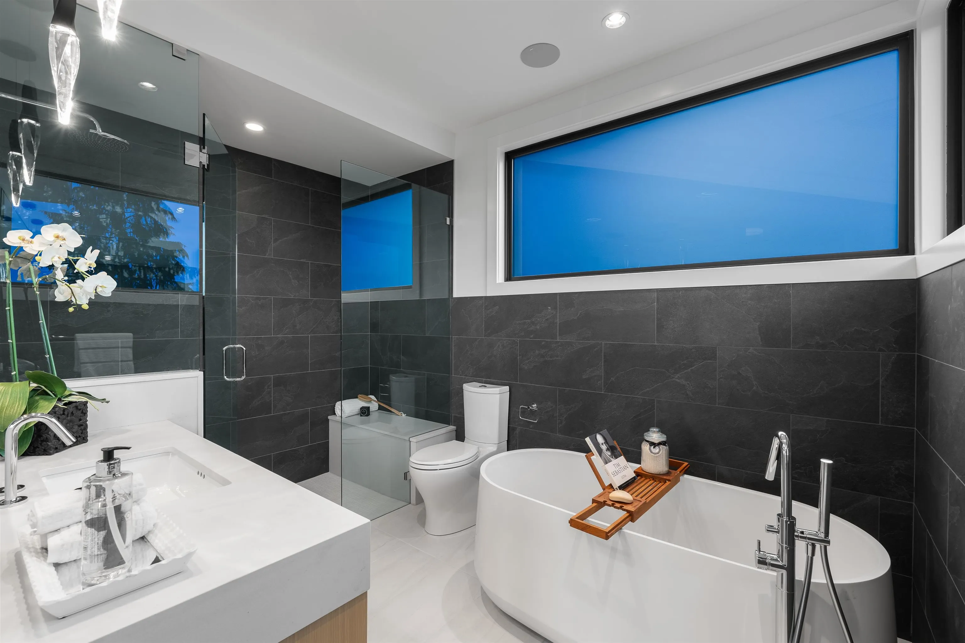 4346 Locarno Crescent